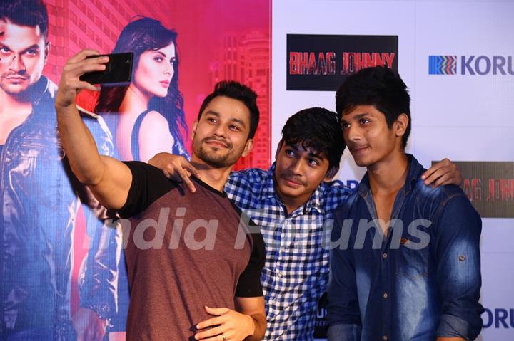 Kunal Khemu Takes a Picture With Fans During Promotions of Bhaag Johnny in Korum Mall