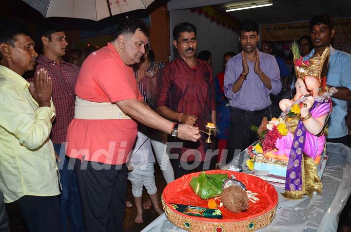 Rishi Kapoor Does Pooja Before Ganpati Visarjan