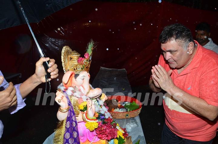 Rishi Kapoor Prays Before Ganpati Visarjan