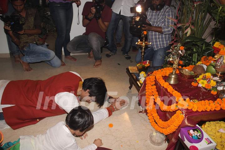 Vivek Oberoi's Does Namaskar With His Son Before Ganesh Visarjan