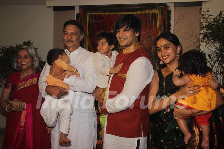 Vivek Oberoi's Family Picture Before Ganesh Visarjan