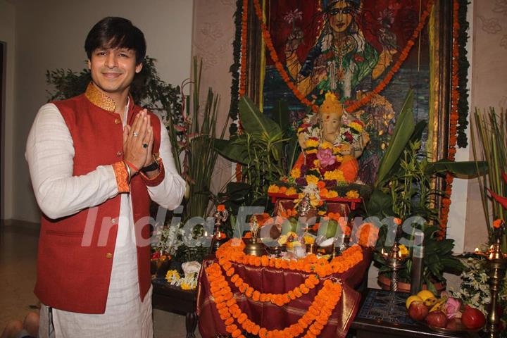 Vivek Oberoi Poses with Bappa Before Ganesh Visarjan