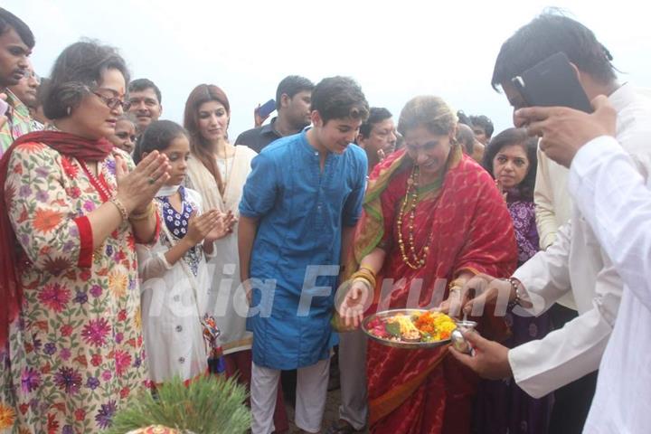 Dimple Kapadia performs a pooja at the Ganesh Visarjan