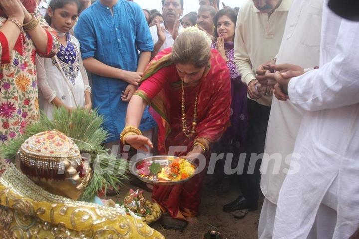 Dimple Kapadia performs a pooja at the Ganesh Visarjan