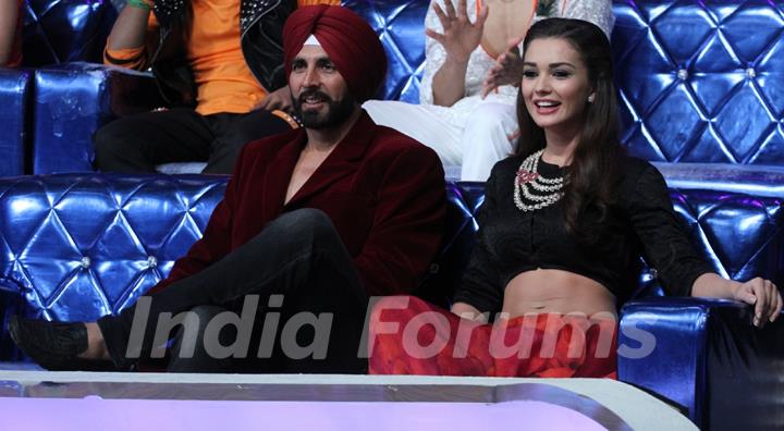 Akshay Kumar and Amy Jackson for Promotions of Singh is Bliing on DID Season 5