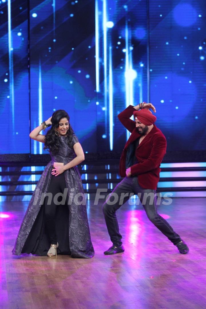 Akshay Kumar Shakes a Leg With Gaiti During Promotions of Singh is Bliing on DID Season 5