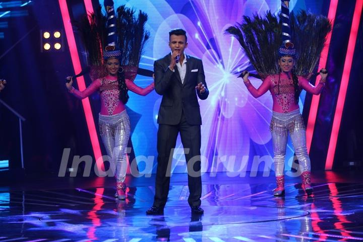 First Indian Idol Winner Abhijeet Sawant Performs at Celebration of Indian Idol 10 Years Journey