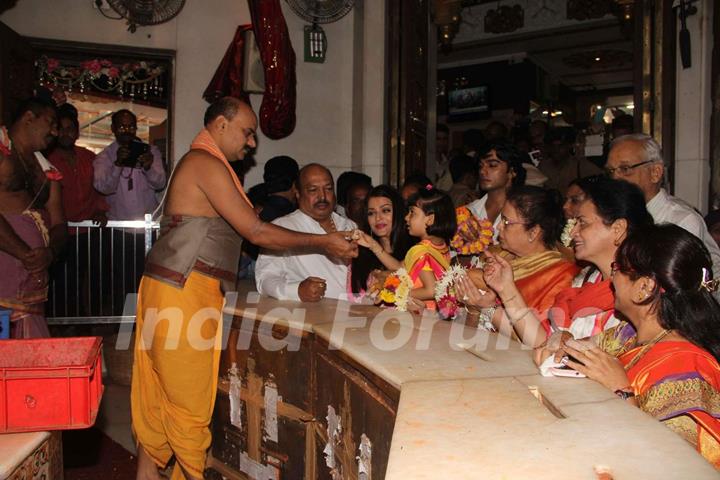 Aishwarya Rai Bachchan Visits Siddhivinayak With Aaradhya