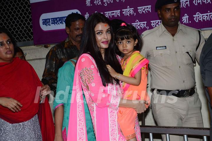 The Gorgeous Aishwarya Rai Bachchan Visits Siddhivinayak for Blessings