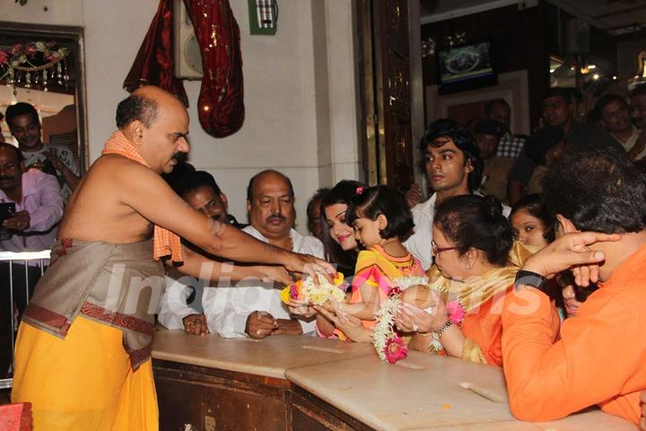 Aishwarya Rai Bachchan at Siddhivinayak with Her Daughter