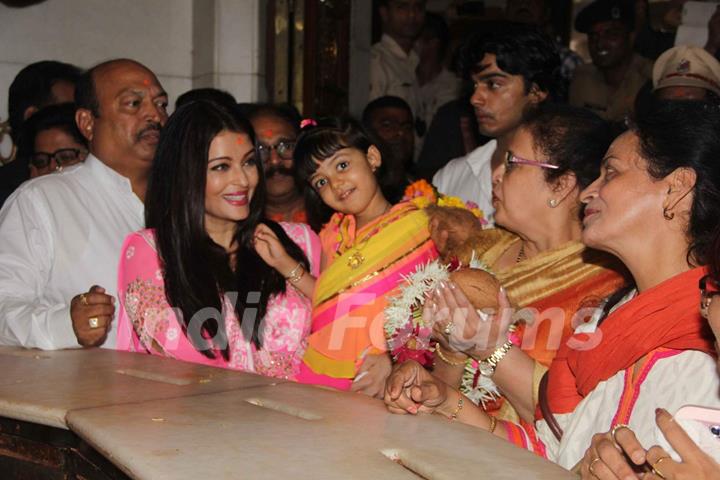 The Cute Expression of Aaradhya Bachchan Snapped by Media When Aishwarya Visited Siddhivinayak