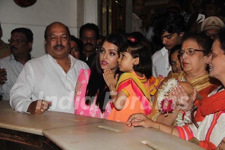 Aishwarya Rai Bachchan Visits Siddhivinayak With Aaradhya