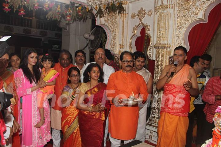 Aishwarya Rai Bachchan Visits Siddhivinayak With Aaradhya