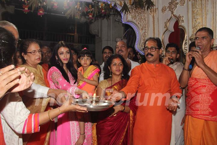 Aishwarya Rai Bachchan Does Pooja at Siddhivinayak With Aaradhya