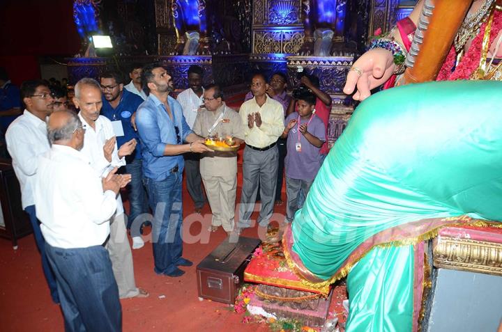 Suniel Shetty Does Pooja at Andheri Cha Raja