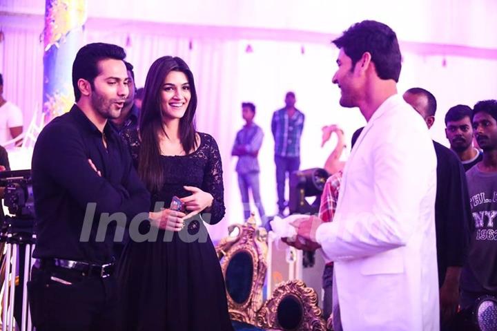 Pretty Kriti Sanon and Varun Dhawan Meets Mahesh Babu