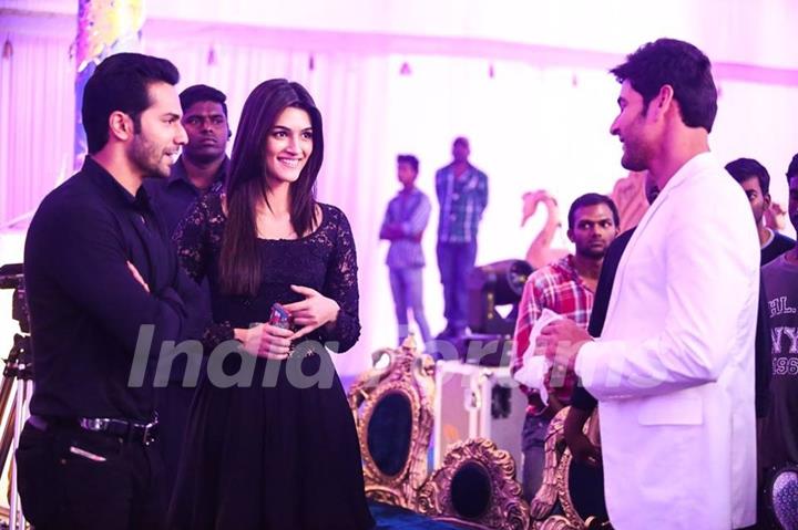 Beautiful Kriti and Varun Meets Mahesh Babu