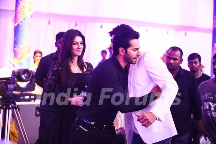 Kriti Sanon and Varun Dhawan Greets Mahesh Babu