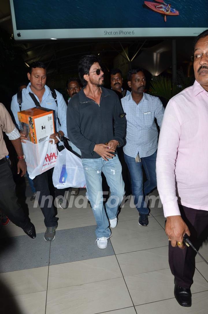 Shah Rukh Khan Snapped at Airport