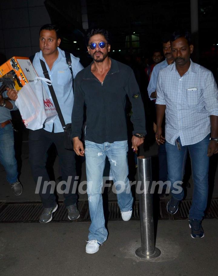 Shah Rukh Khan Snapped at Airport