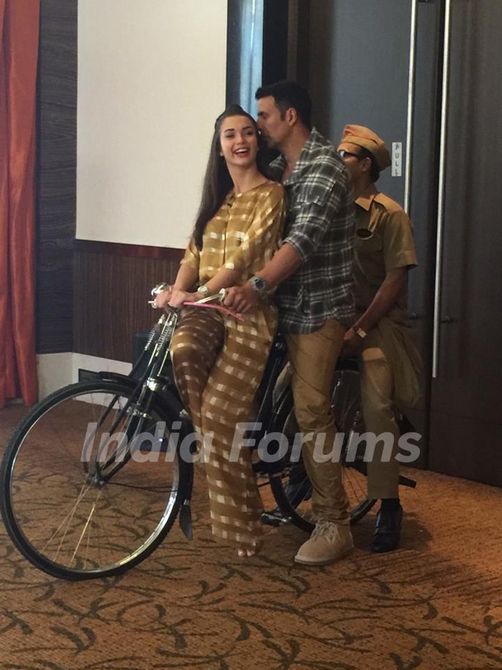 Akshay Kumar and Amy Jackson Rides Bicycle During Promotions of Singh is Bling