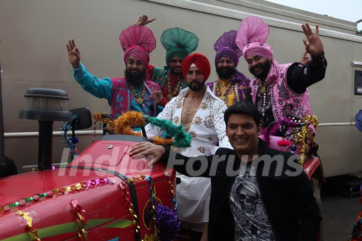 Akshay Kumar's Punajbi Entry for Promotions of Singh is Bling on Comedy Nights With Kapil