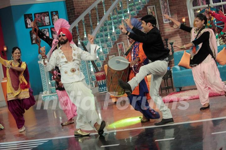 Akshay Does Bhangra With Kapil During Promotions of Singh is Bling on Comedy Nights With Kapil