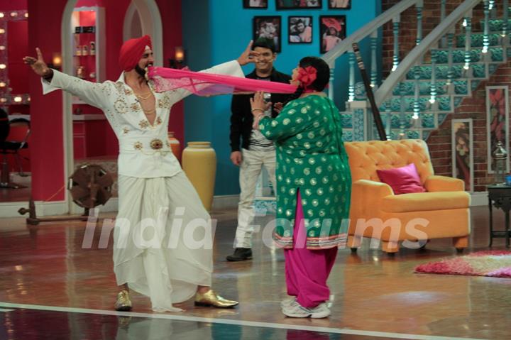 Akshay Kumar Promotes Singh is Bling on Comedy Nights With Kapil