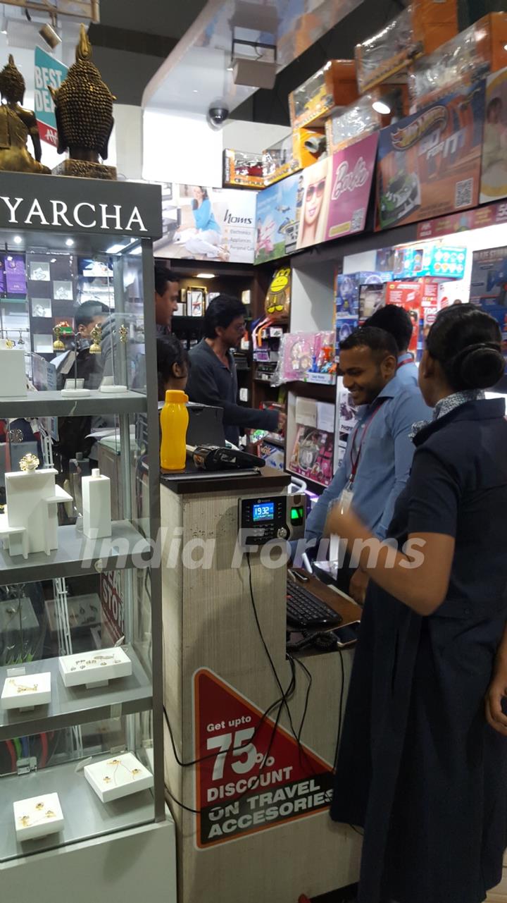 Shah Rukh Khan at Toy Shop to Buy Things for AbRam