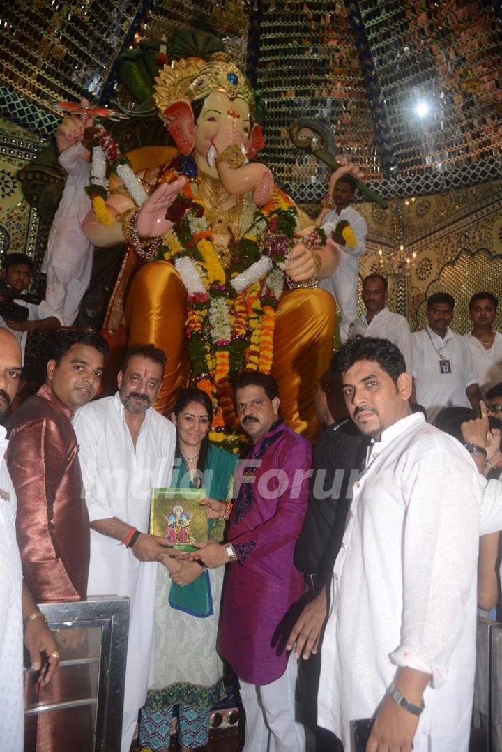 Sanjay Dutt and Manyata Visits Lalbaugcha Raja