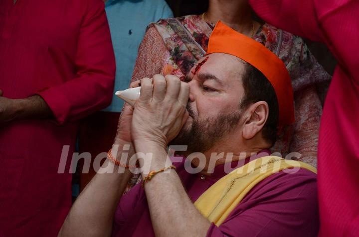 Nitin Mukesh performs the rituals during Ganesh Puja