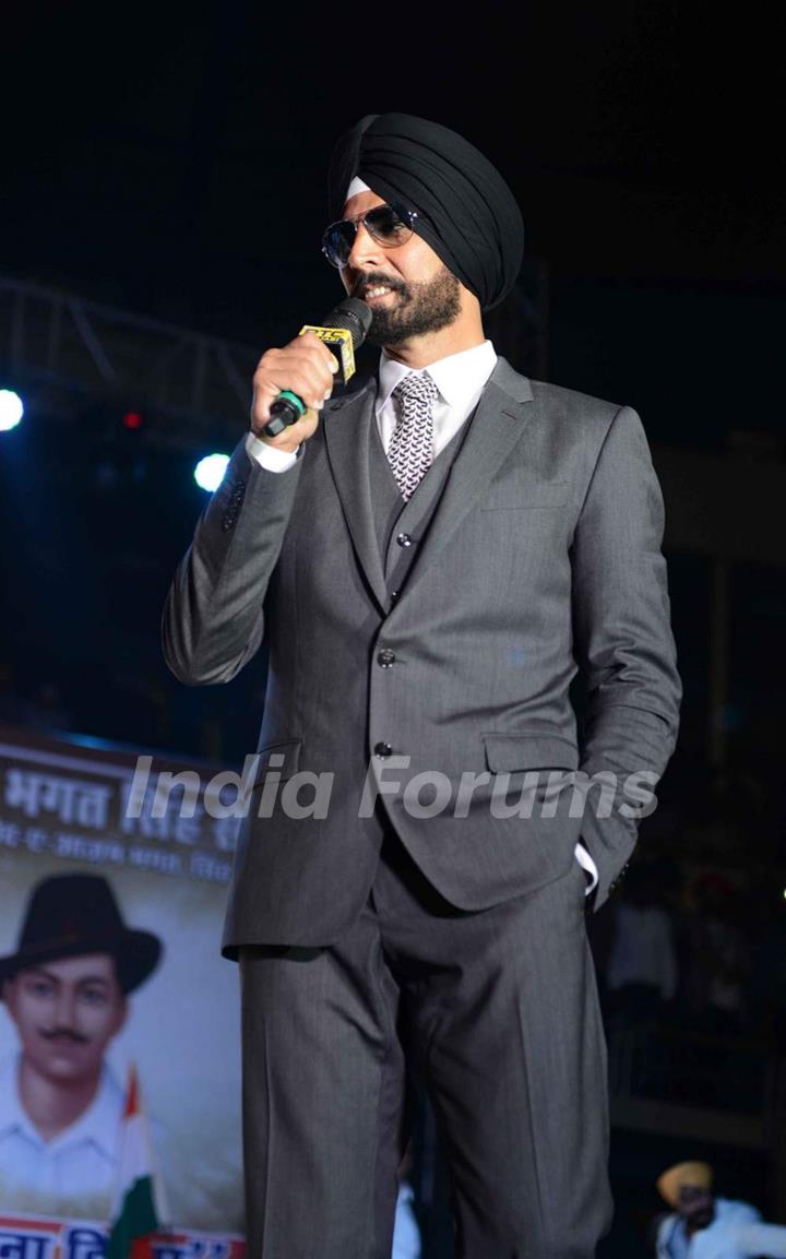 Akshay Kumar interacting with the audience at the Promotions of Singh is Bling in Delhi