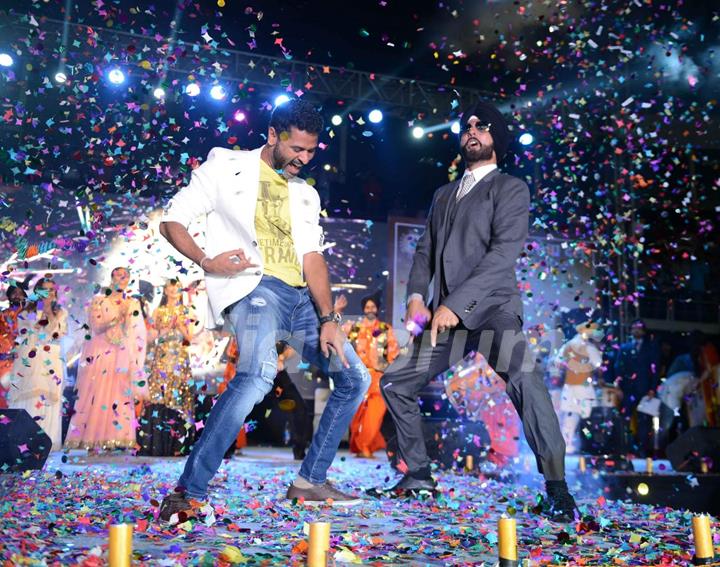 Akshay Kumar and Prabhu Dheva shake a leg at the Promotions of Singh is Bling in Delhi