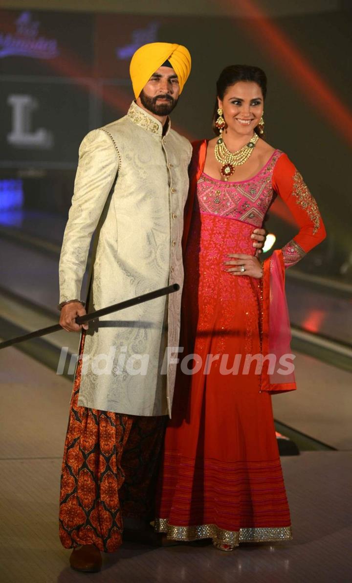 Akshay Kumar and Lara Dutta at the Bling Fashion Show