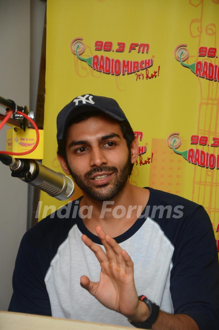 Kartik Aaryan Promotes Pyaar Ka Punchnama 2 at Radio Mirchi