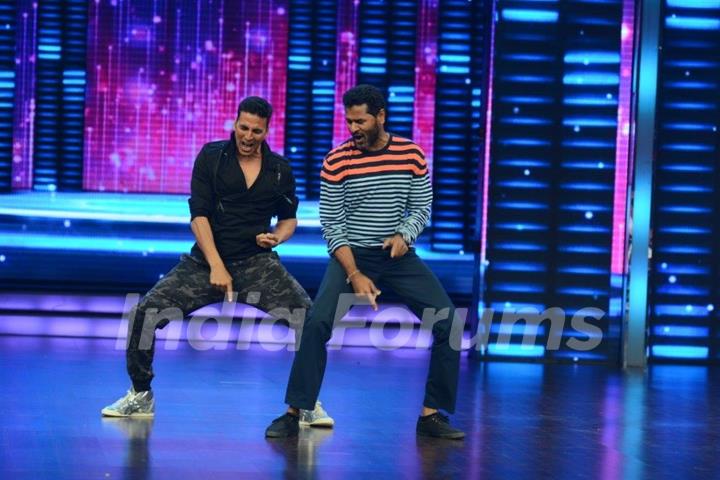 Akhsay Kumar Shakes a Leg with Prabhu Deva During Promotions of Singh is Bling on Dance Plus