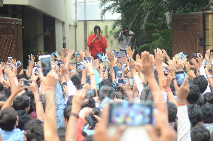 Amitabh Bachchan Greets His Fans Outside his Home