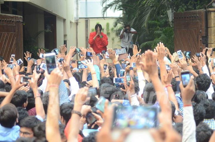 Amitabh Bachchan Meets His Fans