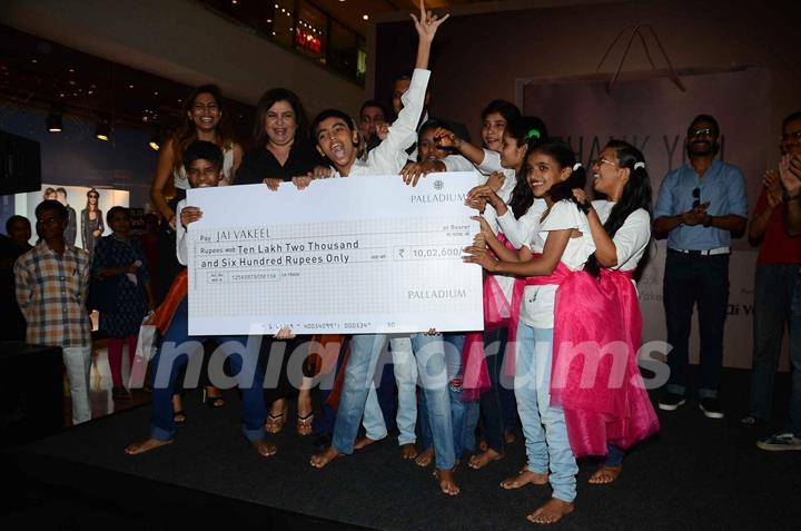 Farah Khan with Kids at an NGO Event