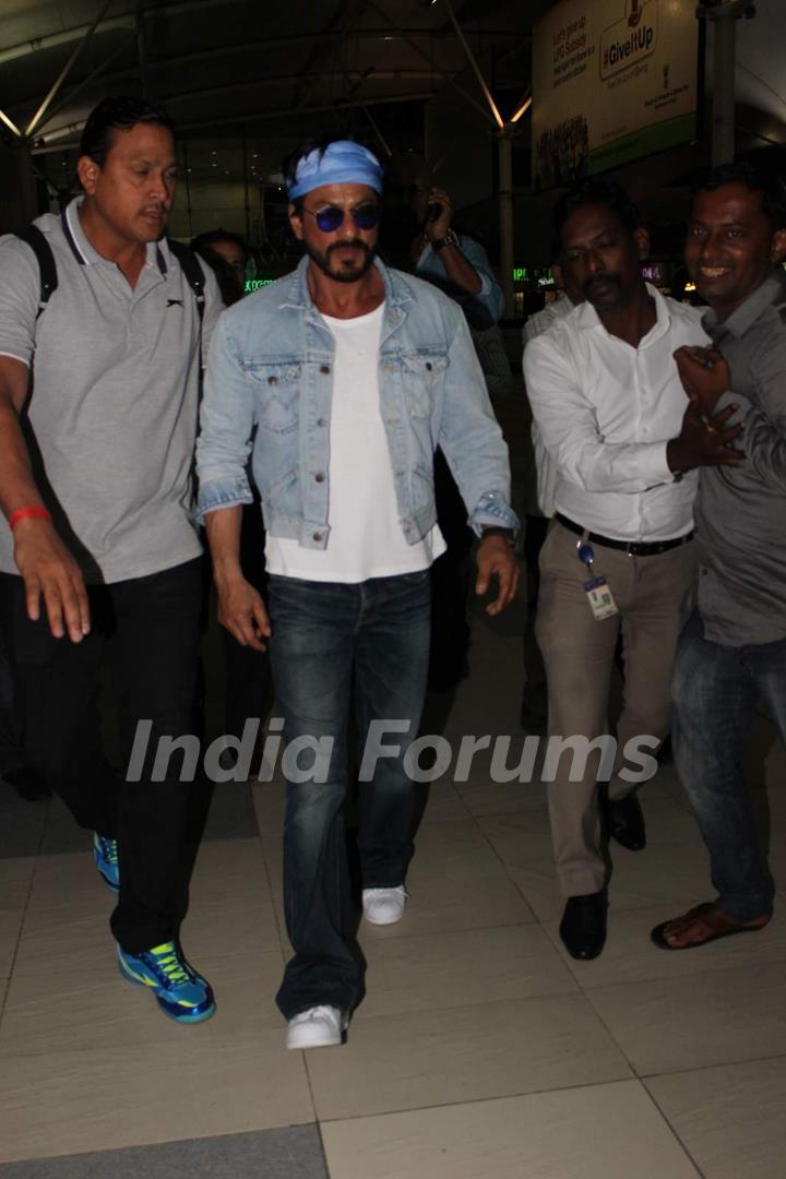 Shah Rukh Khan Comes Back from Hyderabad for Gaur's Birthday