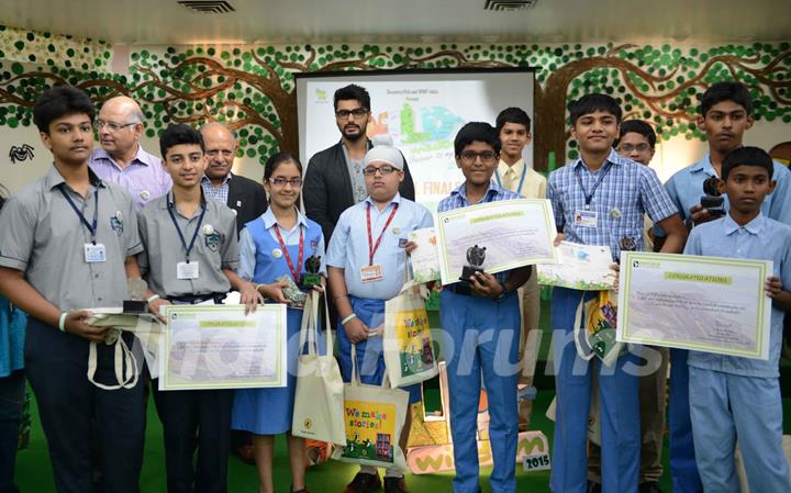 Arjun Kapoor Poses With Kids at The Wild Wisdom Quiz - 2015