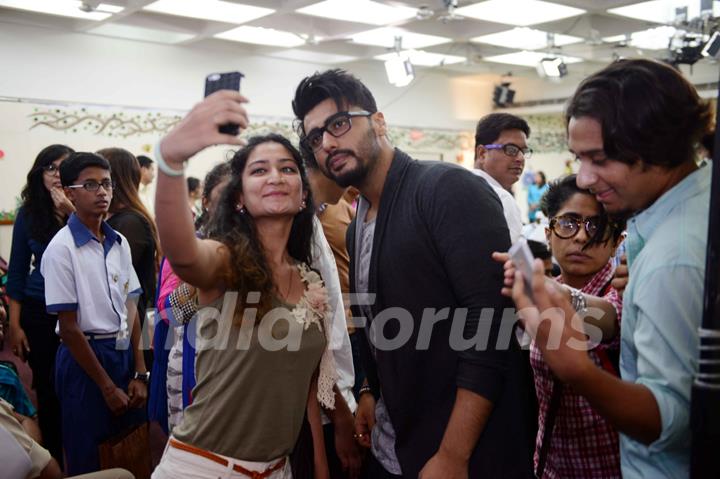 Arjun Kapoor  With Kids at The Wild Wisdom Quiz - 2015