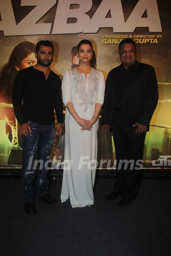 Sachin Joshi, Aishwarya Rai Bachchan and Sanjay Gupta at Premiere of Jazbaa