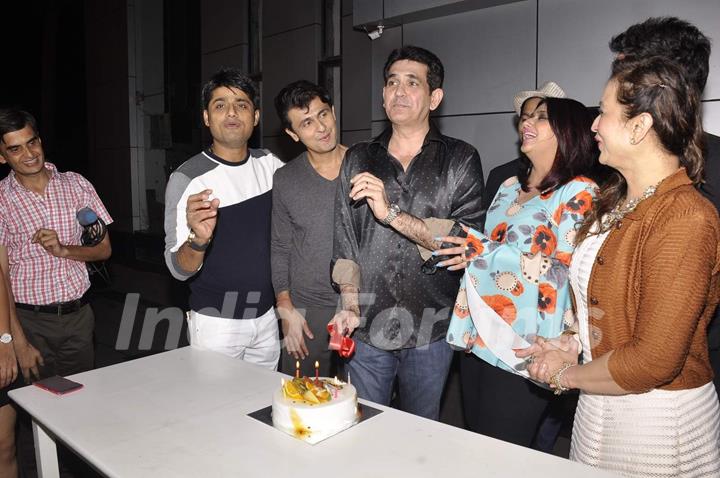 Sonu Nigam, Darshan Kumar and Smita Thackeray at Omung Kumar's Birthday Bash