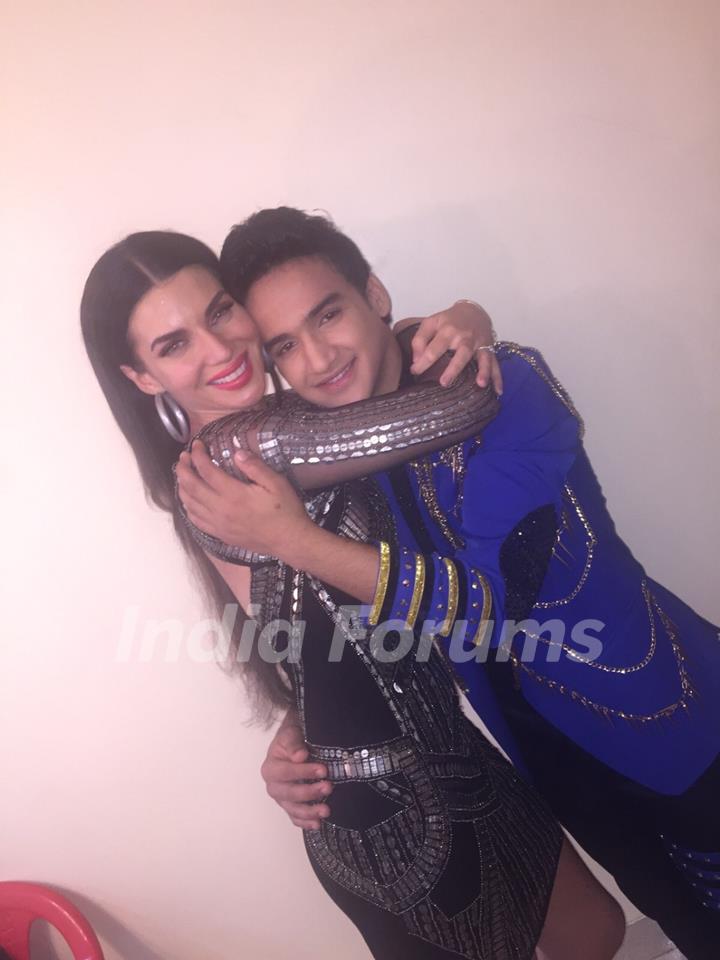 Scarlett Wilson Reunites with Jhalak Dikhla Jaa 8 Contestants! - Scarlet and Faisal