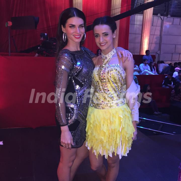 Scarlett Wilson Reunites with Jhalak Dikhla Jaa 8 Contestants! - Scarlet and Sanaya Irani