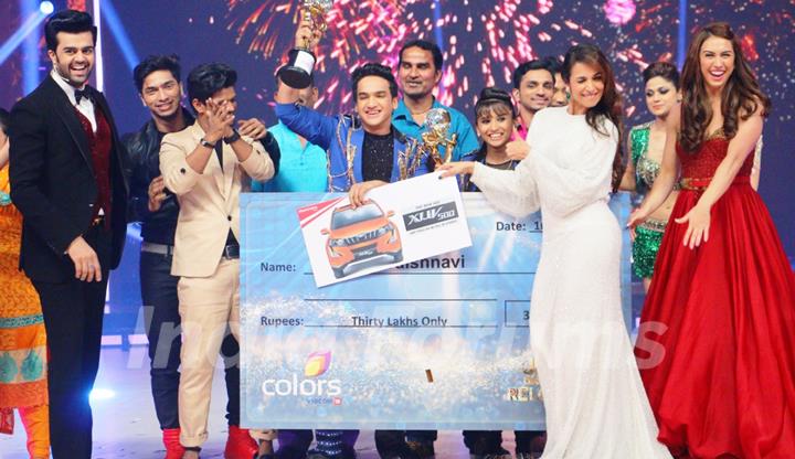 Faisal Khan and Vaishanvi Winning Moment With Contestants and Judges