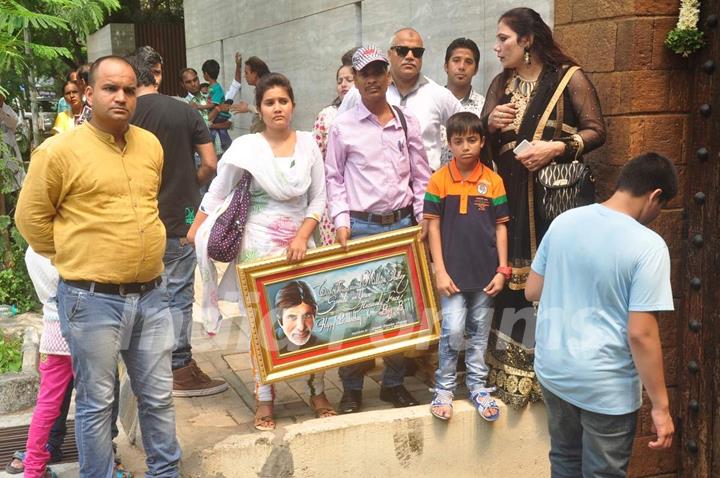 Fans Came to Meet Amitabh Bachchan on His Birthday