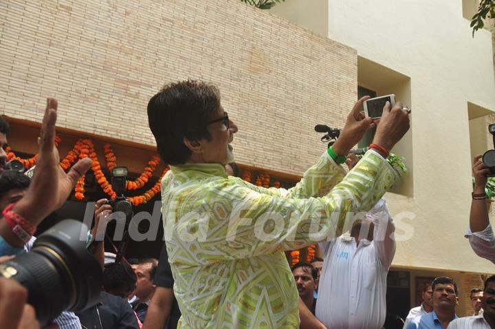 Amitabh Bachchan Takes a Selfie With Media on His Birthday