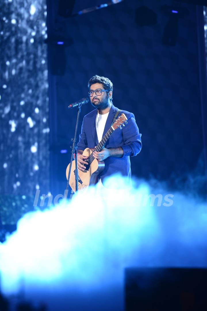 Arijit Singh performs on Aaj Ki Raat Hai Zindagi